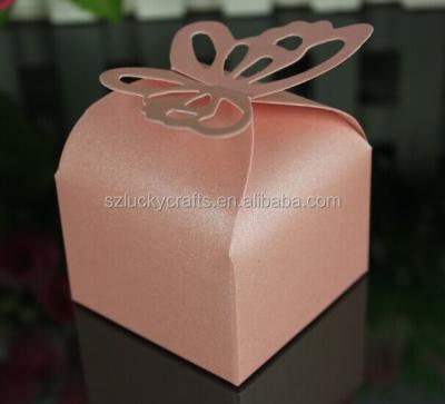 China Low Price Pink Butterfly Paper Wedding Candy Box Chocolate Favor Box Recyclable High Quality Baby Shower Gift Box Newborn Gift for sale