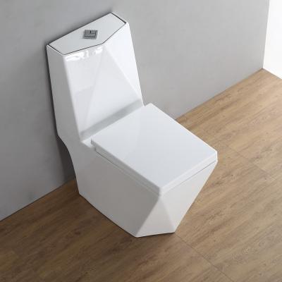 Cina WC quadrato in ceramica Peeping WC monopezzo P Trap stampaggio ODM in vendita