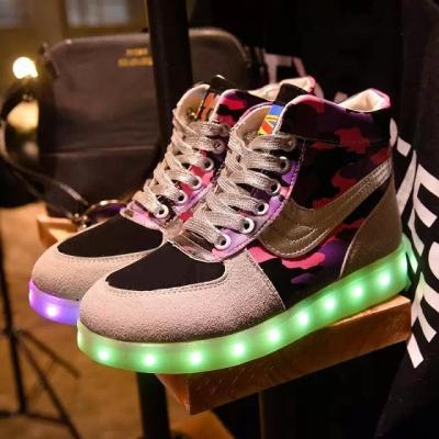 Cina Fashional LED accende lo slittamento non di pubblicazione auto- di parole di controllo del App delle scarpe da tennis in vendita