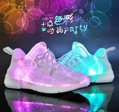 Cina Il controllo LED a fibra ottica del App calza le scarpe da tennis d'ardore sopportabili ricaricabili di USB in vendita