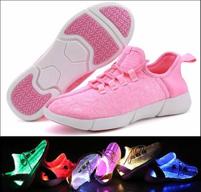 Cina Le ragazze rosa dell'esposizione a schermo pieno delle scarpe di fibra ottica LED accendono le scarpe da tennis in vendita