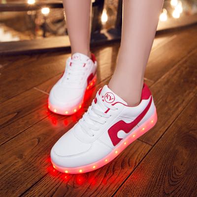 Cina Noval LED accende scarpe principali bianche di gomma del cuoio dell'unità di elaborazione delle scarpe da tennis le sole per i partiti in vendita