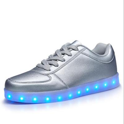 China Simulatie Geleid Licht op Tennisschoenen, Hoge Elastische Zilveren Lichte omhoog Enige Schoenen Te koop