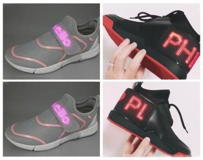 Cina Le scarpe/bambino dell'esposizione di LED dell'esposizione di messaggio accendono editabile regolabile delle scarpe da tennis in vendita