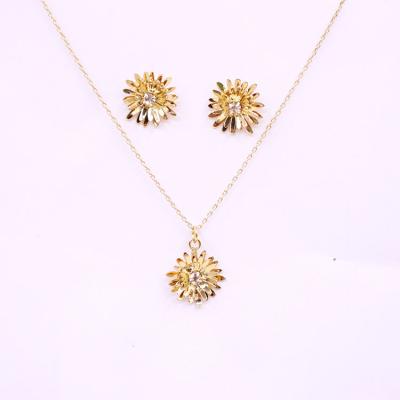 China 2021 CLASSIC Luxury Daisy Jewelry Set White Multi Layer Flower Crystal Stud Earring Necklace For Women for sale