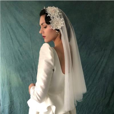 China Lace Edge Bridal Veil Hot Selling Accessories Simple And Elegant Cover Face Wedding Veil Photography Bridal Shorts Travel Bridal Veils for sale