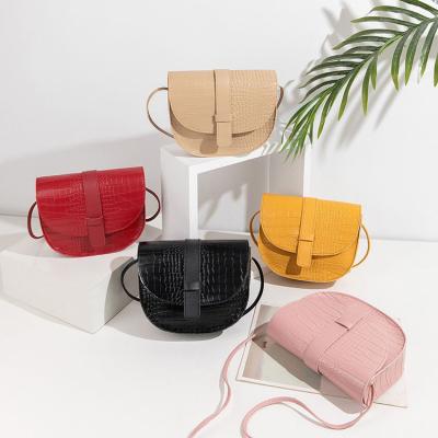 China PORTABLE Cheap Ladies Bags Wholesale Semi Round Purse Crocodile Pattern Saddle Bag for sale