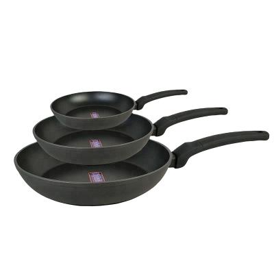 China Durable Forged Aluminum Black Nonstick Skillet With Full Induction Bottom for sale