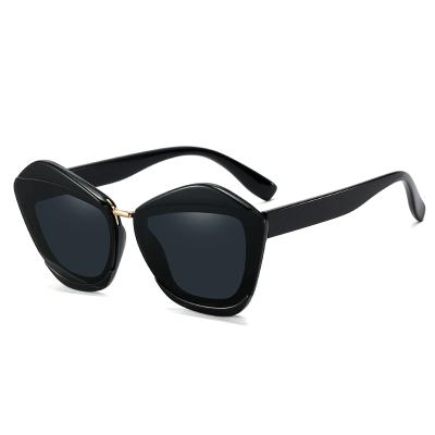 China Fashion Sunglasses 2021 Trending Sun Glasses For Women Shape UV400 Protection Sunglasses FDY95330 for sale