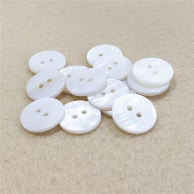 China Cheapest Factory Price Round Natural Holes Dry Cleaning Both Wipes Pearl White Shell Buttons for sale