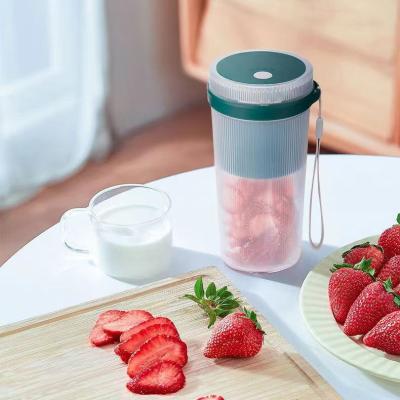 China Hot Selling Usb Mini Home Appliances Blender Rechargeable Juicer Car Fruit Portable Blender Juice Cup Blender for sale