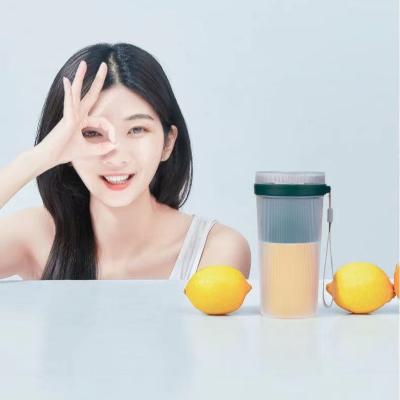 China Professional Refillable Electric Food Blenders 300ml Smart Blenders Car Auto Bottle Juicer Portable Juicer Cup for sale