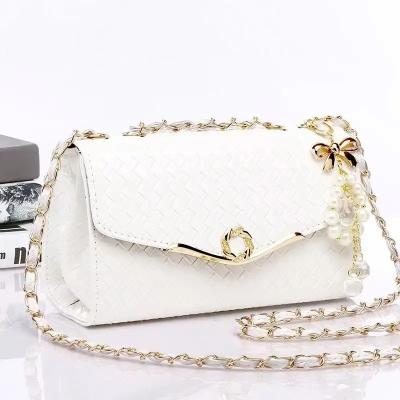 China Others Factory wholesale 2023 Factory wholesale white women's shoulder bags ladies handbag burst small square bag fashion chain bag for sale