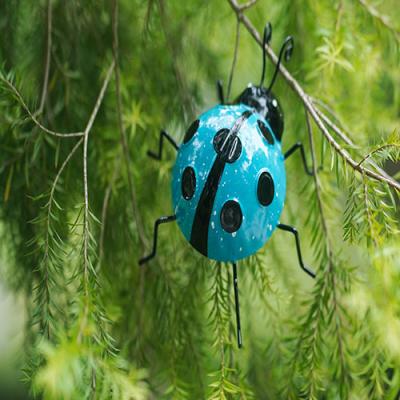 China El jardín del metal adorna el metal hace la decoración azul del árbol a mano de la mariquita en venta