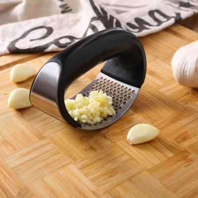 China 2021 Viable Kitchenware Accessories Plastic PS Bow Shaped Stainless Steel Mincing Ginger Press Garlic for sale