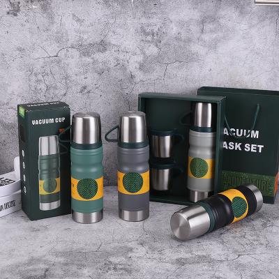 China Business Business Custom Gift Set,720ml Insulated Waster Bottle Double Wall Stainless Steel Thermos Vacuum Flask With 2 Cups for sale