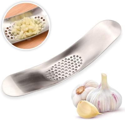 China Sustainable Garlic Crusher Stainless Steel Press Garlic Professional Food Grade Kitchen Accessories for sale