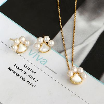 China Cute Devil's Claw 4-5mm Button Pendant Sets 2020 New Design Cute Pearl Shape Women's Freshwater Earrings for sale