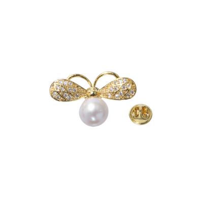 China Fashion Bee Small Size New Design Color Cooper Yellow Gold Plated 8-8.5mm Round Pearl Brooch Women Jewelry for sale