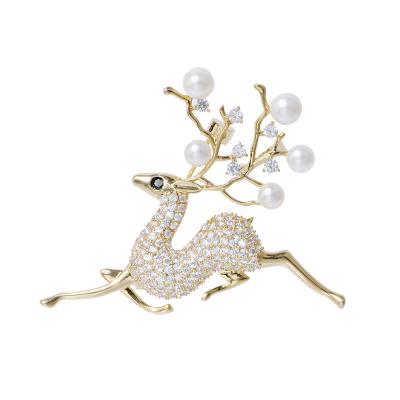 China Fashion Deer New Design Color Cooper Yellow Gold Plated 5-6mm Button Pearl Brooch Women Jewelry for sale