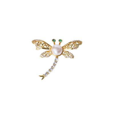 China Fashion Dragonfly New Design Color Cooper Yellow Gold Plated 7.5-8mm Button Pearl Brooch Women Jewelry for sale