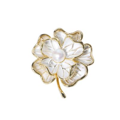 China Fashion Flower New Design Color Cooper Yellow Gold Plated 9-9.5mm Button Pearl Brooch Women Jewelry for sale