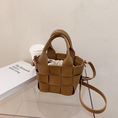 China 2021 New Fashion Style Mini Double Handle Woven Bucket Free Single Bag For Women Pure Color Purse Fashion Bag for sale