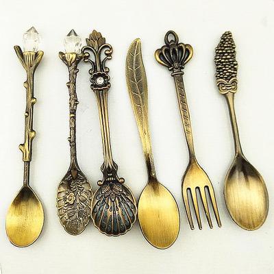 China Sustainable H484 Vintage Coffee Tea Spoon Fruit Cake Desert Flatware Sets European Retro Multi Color Palace Spoon Fork Set for sale