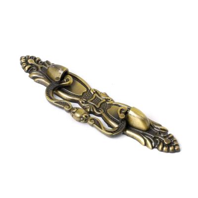 China Traditional Antique Zinc Alloy Sideboard Handle Classic Door Cabinet Furniture Handle For Sale for sale