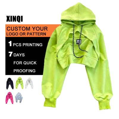 China Anti-Wrinkle XINQI Sweatshirts Girls Croptop Hoodies Cotton 300gsm Ladies Hoodies OEM/ODM Oversized Long Sleeve Crop Top for sale