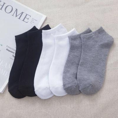 China XINQI OEM/ODM calcetines-por-mayor 144N sporty black and white solid color unisex breathable stockings cut out socks homens curto invisible meia for sale