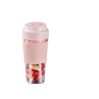 China Mini Rotating Juicer USB Easy Handling Portable Filling Juicer Can Be Used For Berry Juice for sale