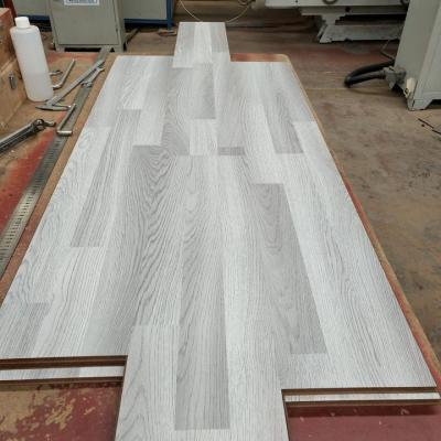 China Modern 7MM MDF 730kg/m3 AC3 Wear Layer Graduate Waxed Piso Laminado Flooring Laminate Flooring for sale