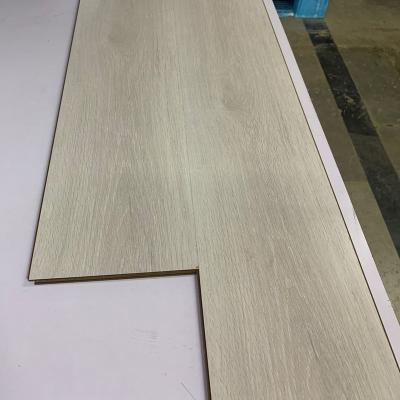 China Sealing Waxed Piso High Density Laminate Flooring Laminado 12mm 830kg/m3 AC5 Traditional Water Resistance for sale