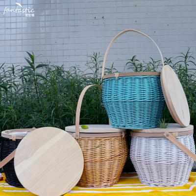 China Handmade Stocked Insulated With Lid Outdoor Round Camping Wicker Willow Hamper Picnic Bread Basket With Cooler for sale