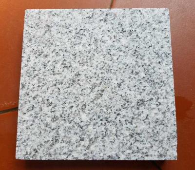 China Nuevas tejas del granito G603, granito gris barato de China, baldosas del granito G603, pavimentadoras grises de la piedra del granito G603, patio del granito en venta