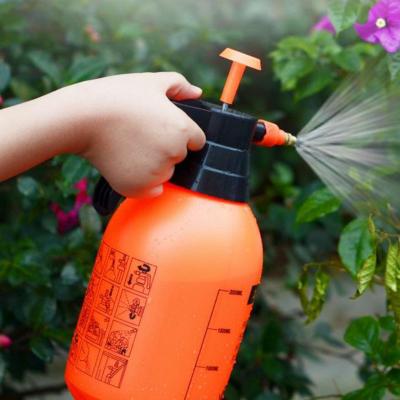 China Easy Operation 2l Manual Pressure Sprayer Bottle Adjustable Spout Copper Head Manual Air Compression Pump Spray Bottle for sale