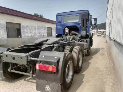 China Vender 6×4 rueda motriz Sinotruk camión tractor con 4-6L de capacidad del motor en color azul en venta