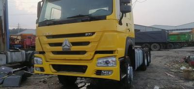 Chine Conception de pneus sans tube Sinotruk 6*4 Camion tracteur Jaune Camion à tête Sinotruk à vendre