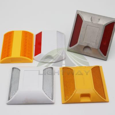 China Aluminum Yellow Square Dowel Reflectors Road Materials Aluminum Cast Aluminum Catwalk Pavements Plastic Manufacturers for sale