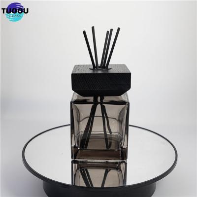 China Luxury Hot sale Aromatherapy glass bottle Wood Caps On Square Bottle Empty Glass Reed Bottles Supplies Luxury Diffuser Cover Container en venta