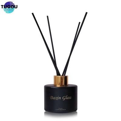 China Cosmetic Hot sale glass bottle Aromatherapy Essential Oils White Car Diffuser Bottle en venta