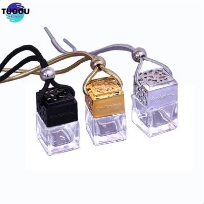 China Perfume bottle Car empty square cover mounted perfume pendant deodorant essential oil bottle car accessories en venta