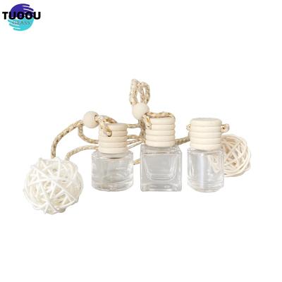 China Cosmetic Cute perfume glass empty interior accessories essential oil car fragrance bottle en venta