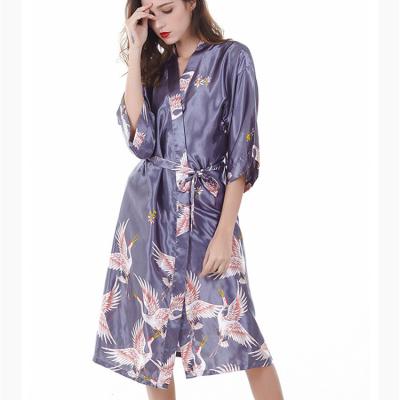 China Boutique Satin Floral V Neck Vrouwenjurken Lichte Comfort Nachtkleding Huishoudelijke kleding Te koop