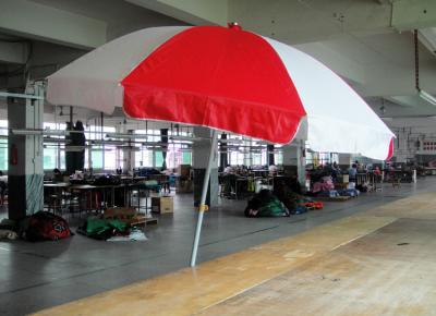 Chine Le parapluie protégeant du vent rouge et blanc Sun de double couche de plage ombrage l'impression de Digital à vendre