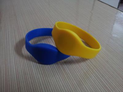 China Silicone rfid wrist band for sale