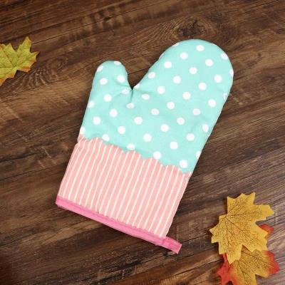 China Heat Resistant Kitchen Baking Grill Glove Microwave Glove Heat Resistant Cotton Printing Dot Oven Mitt Green for sale