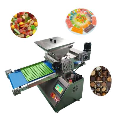 China Soft Gummy Bears Candy Pulling Machine Hard Candy Making Equipment voor Liquid Candy Chocolade snoep Te koop