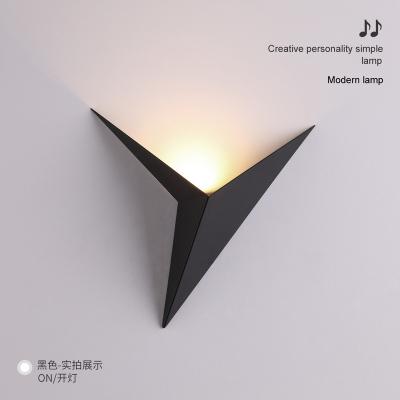 China Modern Creative Shaped Simple Wrought Iron Triangle Wall Lamp Bedroom Study Hotel Room Bedside Led Wall Lamp Mirror Front Lamp for sale